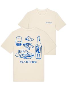 Entdecke die italienischen Lebensart mit unserem 'Pasta & Wine' T-Shirt. Ein Symbol für entspannte Tage und genussvolle Abende, eingefangen in einem stilvollen Rückenprint. Aus reiner Bio-Baumwolle gefertigt, feiert dieses Shirt den Geist der Nachhaltigkeit und des bewussten Lebensstils. In verschiedenen Farben erhältlich, besticht es durch seine umweltfreundliche und tierleidfreie Herstellung. Zertifizierungen wie GOTS und OEKO-TEX 100 garantieren, dass du mit diesem T-Shirt nicht nur modisch, Tshirt Print Aesthetic, Shirt Prints Aesthetic, Tshirt Prints Aesthetic, Cafe T Shirt Design, Tshirt Branding Ideas, Wine T Shirts, Merch T-shirt, Tshirt Back Print Ideas, Merch Shirt Design