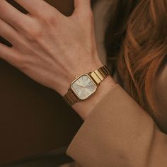 breda-esther-1735b-gold-metal-bracelet-watch-lifestyle Rose Gold Watch Outfit, Elegant Watches Women, Classy Watches, Trendy Watches, Vintage Watches Women, Vintage Timepiece, Cartier Watch, Watches Women, What Time Is It