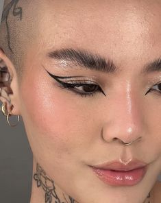 Subtle Punk Makeup, Colored Eyeliner Ideas, Techno Makeup Rave, Graphic Liner Black, Techno Makeup, Tattoo Eyeliner, Learn Makeup