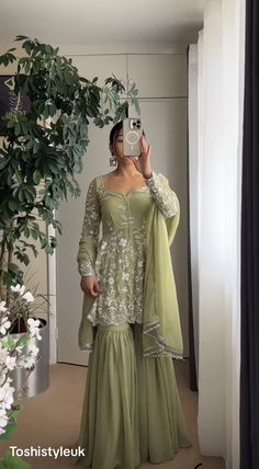 Desi Dress, Trendy Outfits Indian, Desi Wedding Dresses, Traditional Indian Dress, Pakistani Fancy Dresses, Beautiful Pakistani Dresses, Salwar Kamiz, Desi Clothes, Indian Dresses Traditional