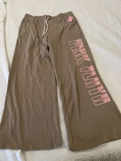 Pink Floyd Wide Leg Sweatpants (Size XL) Graphic Tan/Pink NEW. Condition is New with tags. Shipped with USPS Priority Mail. Pink And Brown Clothes, 2000s Fits, Cute Lounge Outfits, Thrift Wishlist, Thrift Board, Cute Sweatpants, Thrift Inspo, 2000s Outfits, Sunflower Jewelry