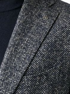 Herringbone single-breasted blazer, navy blue/ecru, wool blend, peak lapels, front button fastening, chest welt pocket, two front patch pockets, long sleeves, buttoned cuffs, English rear vents, straight hemComposition: Wool, 68% , Alpaca, 25% , Polyamide, 6% , Spandex/elastane, 1% Classic Herringbone Blazer For Business, Classic Business Blazer With Herringbone Pattern, Classic Herringbone Pattern Blazer For Business, Classic Wool Blazer With Herringbone Pattern, Business Blazer With Notch Lapel In Herringbone Pattern, Navy Classic Sport Coat With Patch Pockets, Business Sport Coat With Herringbone Pattern And Lapel Collar, Classic Blazer With Herringbone Pattern And Suit Collar, Navy Wool Sport Coat With Welt Pockets