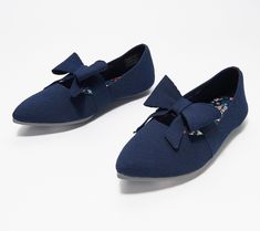 Cushioned, comfortable, and cute, these washable knit flats are accented with a bow that gives them their ladylike charm. From Skechers. Casual Bow Flats For Fall, Casual Flats With Bow For Fall, Casual Fall Flats With Bow, Knit Bow, Bow Flats, Knitting Designs, Navy, Knitting, Heels