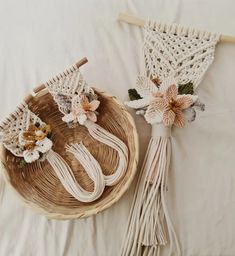 Ramo de flores, macrame, bouquet Macra Weave, Macrame Wreath, Inspiring Pictures, Leather Jewelry Diy, Flower Theme, Craft Show Ideas, Macrame Tutorial