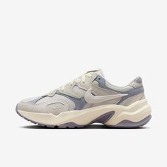 Tênis Nike AL8 Feminino-Inspirado nos anos 90, mas pronto para o futuro, o AL8 é a combinação perfeita de nostalgia e conforto moderno. O cabedal combina malha macia e uma silhueta robusta para um visual esportivo fácil d... Nike Aesthetic Shoes, Nike Shoes Gym, Everyday Sneakers Women, Nike Retro Shoes, Nike Vintage Shoes, Nike Chunky Sneakers, Nike Running Shoes For Women