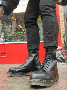 Dr Martens Men Outfit, Athletic Guys, Mens Tall Boots, Doc Martins Boots, Motorcycle Clothes, Skinhead Boots, Dr Martens Men, Skinhead Fashion, Dr Martens Style