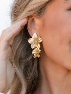 DETAILS Composition: 100% Alloy Flower Earrings Gold, Flower Drop Earrings, Jewelry Accessories Ideas, Prom Jewelry, Classy Jewelry, Jewelry Lookbook, Girly Jewelry, Floral Earrings, Jewelry Inspo