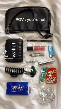 Schul Survival Kits, Muzică Rock, Everyday Bag Essentials, School Bag Essentials, Backpack Essentials, Inside My Bag, Purse Essentials, Handbag Essentials, Girls Tote