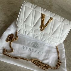 Beautiful White Quilted Lamb Leather Gold Versace V Detail Length: 17 Cm Width: 4 Cm Height: 11 Cm Shoulder Strap: 56 Cm Designer White Clutch With Top Handle, Designer White Shoulder Bag Clutch, Designer White Top Handle Clutch, White Designer Top Handle Clutch, Luxury White Shoulder Bag Clutch, White Luxury Clutch Bag, Luxury White Clutch Bag, Designer White Clutch For Everyday Use, Designer White Clutch For Daily Use