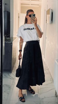 Black Linen Midi Skirt Outfit, Black Skirt And Shirt Outfit, Birthday Party Outfits Guest Casual, Full Black Skirt Outfit, Black Poplin Skirt Outfit, Navy Maxi Skirt Outfit, Black And White Brunch, White Brunch Outfit, Summer Skirt Outfits Casual