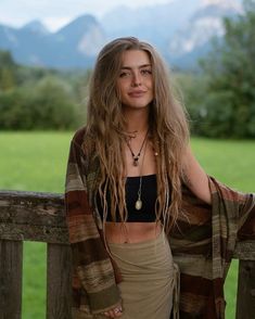 California Boho Style Outfits, Mountain Women Style, Boho Travel Outfit, Hippie Pictures, Hippie Fits, Looks Hippie, Look 80s, Dread Extensions, Fest Outfits