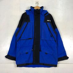 ITEM: Point Square Japana  Ski Jacket  Bomber  Colorblock Jacket Large  japana  Japan Bomber Jacket  Winter Sking Skiwear  Jacket Blue  Size L *ITEM DETAILS: 👇🏻 Please be aware that all vintage items will usually show a few signs of wear or fading due to age, but anything visible such as stains or holes, and serious flaws have been photographed.For any further information on this item please contact us and we will be happy to help. *SIZE: LARGE *ACTUAL SIZE MEASUREMENT: 👇🏻 *PIT TO PIT(WIDTH) Nylon Outerwear With Pockets And Stand Collar, Outdoor Parka With Stand Collar And Pockets, Outdoor Long Sleeve Patchwork Outerwear, Blue Functional Track Jacket For Winter, Blue Functional Winter Track Jacket, Functional Blue Hooded Jacket With Pockets, Long Sleeve Nylon Outerwear With Patchwork, Patchwork Outerwear With Stand Collar For Outdoor, Outdoor Patchwork Outerwear With Stand Collar