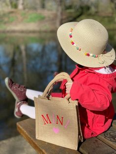 Mini Jute Bag Our little jute bag is perfect for the kids to take some of their favorite things with them without getting too heavy. So they can proudly wear something themselves.Matching our mini bag we also have a MAMA bag in the shop. So you can create an enchanting minime look 💕Everything is personalized by us in loving handicraft.We wish you a lot of pleasure with this ♡‐----‐----------------------------------------------------------Important notes:• Material: 100% jute• Dimensions: 20 x 2 Personalised Jute Bags, Easter Nests, Easter Bags, Jute Bag, Jute Bags, Carry On Bag, Easter Gift, Kids Bags, Sling Bag