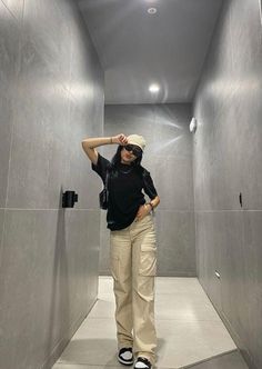 Outfit Ideas For Beige Cargo Pants, Being Cargo Pants Outfit, Cargo Pants Picture, Cargo For Girls Outfit, Cargo Oants Outfit Girl, Cargo Pants Khaki Outfit, Cargo For Women, Outfit Idea Cargo Pants, Outfits Ideas With Cargo Pants