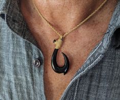 Hawaiian fish hook, carved black horn makau necklace on braided hemp. This is a fully adjustable necklace. A beachy combination that's so comfortable you'll wear it everyday. TO SEE MORE OF OUR SIMILAR UNISEX NECKLACE DESIGNS: https://www.etsy.com/shop/JTMauiDesigns?ref=l2-shopheader-name§ion_id=18502178 NECKLACE SIZING TIPS: This necklace is on an adjustable hemp string. if desired the ends of the hemp may be cut and tied after the recipient chooses the length they need to get it over their head. GIFT? Choose gift wrap for $1 at checkout if you'd like a linen bag included. We are happy to send direct to your recipient if you are gifting it. QUESTIONS: We are known for our quick response time, and creation time. If there are any questions you have on your order, please check back within yo Maui Style, Hawaiian Fish, Fish Hook Necklace, Hook Necklace, Surfer Style, Unisex Necklace, Linen Bag, Adjustable Necklace, Fish Hook