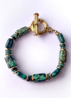 ♦ Emerald, chrysocolla, African turquoise and hematite bracelet ♦ T clasp gilded with 24K fine gold ♦ Beads gilded with 24K fine gold ♦ Size info: S = wrist 13.5 to 14.5 cm / M = wrist 14.5 to 15.5 cm / L = wrist 15.5 to 16.5 cm ♥ Bracelet handcrafted by hand and made to order. Delivered in its little pouch ♥ ⚠️ The photos and creations are the property of the Minora Atelier brand and are protected by copyright. Any use or reproduction is prohibited. Manufacturing time: 2 to 5 working days Hematite Bracelet, African Turquoise, Semi Precious Stones, Boho Women, Gold Beads, Semiprecious Stones, Precious Stones, Semi Precious, Gifts For Women