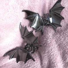 Silver bat metal hair clip, simple temperament hair catcher, shark clip hair clip Bat Hair Clip, Goth Hair Clips, Bat Accessory, Goth Hair Accessories, Draculaura Aesthetic, Witchy Hair, Goth Prom, Cute Hair Clip, Metal Hair Clip