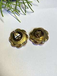 Imposing rhinestone gold-tone metal earrings and cabochon imitation pearls. Jacky from G Paris. Made in the 1980s. These loops will be carefully packaged and sent in followed letter. More vintage earrings here! https://www.etsy.com/fr/shop/PittsBroc?section_id=20817175 Vintage Yellow Gold Clip-on Earrings For Party, Gold Jeweled Evening Clip-on Earrings, Vintage Metal Clip-on Pearl Earrings, Retro Gold Clip-on Earrings For Evening, Formal Jeweled Metal Clip-on Earrings, Gold Retro Clip-on Earrings For Evening, Gold Jeweled Clip-on Earrings For Formal Events, Gold Jeweled Clip-on Earrings For Formal Occasions, Formal Gold Jeweled Clip-on Earrings