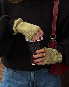 nail inspo / autumn / fall Diner Outfits, Chica Chola, Skandinavian Fashion, Quoi Porter, Populaire Outfits, I'm With The Band, Fall Fits, Winter Fits, روتين العناية بالبشرة