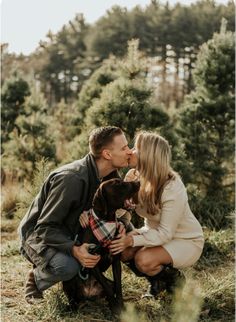 Couples Christmas Mini Session, Christmas Tree Farm Photo Shoot With Dog, Christmas Tree Farm Photoshoot Couples, Tree Farm Maternity Photos, Christmas Tree Farm Maternity Pictures, Christmas Card Photo Couple, Christmas Photoshoot With Dog, Maternity Christmas Pictures, Winter Maternity Photoshoot