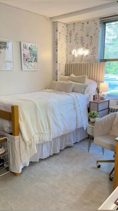 A college influencer reflects on her evolving style. Dorm Room Ideas Elegant, College Room Themes, Southern Dorm Room Ideas, Villanova Dorm, Clean Girl Dorm Room, Collage Dorm Ideas, Dorm Bed Ideas, Ucsb Dorm, Girl Dorm Room Ideas