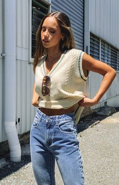 Cropped Knit Vest Outfit, Sweater Vest Spring Outfit, Sweater Vest Summer Outfit, White Knit Vest Outfit, Vest Outfits Summer, Sweater Vest Outfit Summer, Lookbook Outfits Spring, Chic Spring Outfits 2023, Chilly Spring Outfits Casual