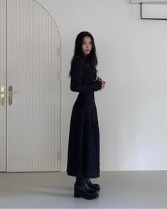 Long Dress With Stockings Outfit, Black Street Fashion, Mode Tennis, Elegante Casual, All Black Outfit, Mode Inspo, Teen Fashion Outfits, Modest Outfits