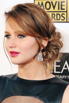 "I wanted to put Jennifer's hair up," said Townsend. "But I didn't want to go with a bun in the back. I wanted her to have a hairstyle that looked great from all angles so I pulled her hair into a messy side chignon. It's a cool look that's perfect for both an awards show red carpet or for a party." - ELLE.com Side Bun Updo, Jennifer Lawrence Hair, Sanggul Modern, Side Bun Hairstyles, Up Dos For Medium Hair, Peinados Recogidos, Penteado Cabelo Curto, Short Hairstyle, Mid Length Hair