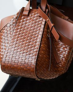 LOEWE Spring Summer 2017. Hammock Woven Bag. Τσάντες Louis Vuitton, Quilted Wallet, Kelly Bag, Lv Handbags, Quality Handbags, Hermes Handbags, Woven Bag, Positano, Bagpack