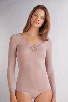 Long-sleeved modal cashmere ultralight shirt enhanced with lace. Elegant Long Sleeve Tops With Soft Stretch, Elegant Long Sleeve Soft Stretch Tops, Feminine Seamless V-neck Tops, Elegant Top With Seamless Collar, Elegant Seamless Stretch Tops, Elegant Solid Seamless Tops, Elegant Seamless Solid Color Tops, Elegant Solid Tops For Loungewear, Feminine Long Sleeve Tops With Delicate Lace