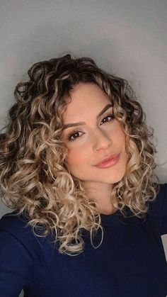 Brown To Blonde Ombre Hair, Curly Balayage Hair, Balayage Hair Brunette With Blonde, Layered Curly Haircuts, Ombre Curly Hair, Natural Curly Hair Cuts, Short Ombre Hair, Colored Curly Hair, Brunette Balayage Hair