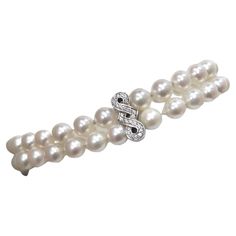 A beautifully made elegant authentic freshwater pearl bracelet that anyone can use in their jewelry collection. Pearls are decadent and one of the most coveted materials for jewelry. This bracelet is featured in a 18k white gold with a diamond encrusted detailing on the clasp. Pair this elegant piece of jewelry with a Chanel tweed blazer set and some Prada heels for a sophisticated look. Weight: 25.91 g Length: 7 inches Composition: freshwater pearl, diamond, 18k gold Prada Heels, Retro Bracelet, Chanel Tweed, Everyday Bracelet, Blazer Set, Freshwater Pearl Bracelet, Strand Bracelet, Pearl Diamond, Tweed Blazer