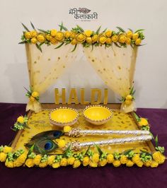 Haldi platter for Indian wedding rituals that makes your day more amazing. Haldi Ceremony Thali Decoration, Haldi Plater Ideas, Haldi Plate Decoration Ideas Indian, Haldi Platter Decoration Ideas At Home, Resin Haldi Platter, Haldi Mehndi Plate Decoration, Diy Haldi Platter