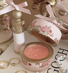 Vintage Make Up Product, Pretty Makeup Packaging, Pretty Makeup Products, Makeup For Spring, Makeup Package, Elegant Makeup