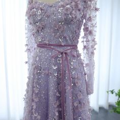 Gönnen Sie sich Luxus und Eleganz mit dem fuchsiafarbenen Abendkleid Dreamy Vow 2024 Luxury Dubai. Das aufwendige gewellte Design und der atemberaubende Überrock verleihen diesem Kleid mit hohem Schlitz einen Hauch von Glamour, perfekt für jeden formellen Anlass. Tauchen Sie mit diesem exquisiten, arabisch inspirierten Kleid in die reiche Kultur Dubais ein. Evening Dresses Short Parties, Orange Evening Dresses, Yellow Evening Dresses, Silver Evening Dress, Grey Evening Dresses, Champagne Evening Dress, Gold Evening Dresses, Green Evening Dress, Pink Evening Dress