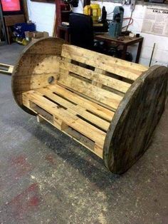 a wooden bench made out of pallets in a garage with text overlay that reads slat tv