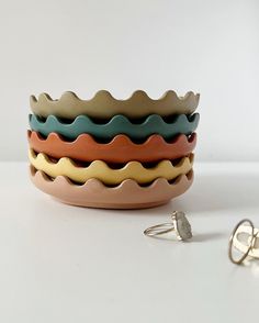 a set of four bowls sitting next to each other