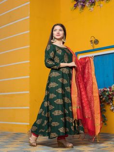 Golden Leaf Printed Green Round Neck Flared Anarkali Kurta Set Paired with Red Chanderi Gold Printed Dupatta Set Neck: Round neck Sleeve Length: 3/4th Kurta Length: Ankle Length Work Type: Gota Patti Fabric: Kurta & Botton - Rayon Dupatta - Chanderi Note: Dry Clean Only. The product will be shipped within 15-20 days of the order placed Measurements: Size Bust Waist Hip XS 34 28 36 Size 36 30 38 M 38 32 40 L 40 34 42 XL 42 36 44 2XL 44 38 46 3XL 46 40 48 4XL 48 42 50 5XL 50 44 52 Anarkali Kurta Set, Flared Anarkali, Anarkali Kurta, Dupatta Set, Leaf Green, Red Pants, Gold Print, Green Gold, Anarkali