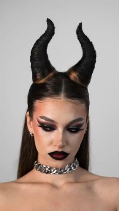 Devil Makeup Halloween, Costume Medusa, Maleficent Makeup, Maleficent Halloween, Creative Halloween Makeup, Devil Makeup, Creepy Halloween Makeup, Cute Halloween Makeup