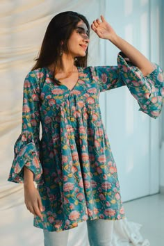 Designer Short Kurti Patterns, Short Kurti Designs Latest Party Wear, Short Kurti Stitching Ideas, C Cute Kurti Design, Simple Short Kurti Designs, Indian Tops Kurti, Kurti Styles Latest, Traditional Tops For Women, Women Kurtis Design Indian