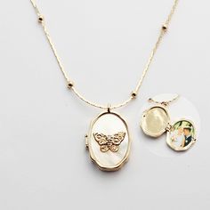 Suitable for: Family Gift, Birthday Gift, Graduation Gift, Gift for Son or Daughter, Couple Gift, Christmas Gift,Mother's Day Gift Material: Copper with 14K gold plated, Shell, custom photo Photo Locket pendant size: 15*20mm/0.59*0.78 inch Necklace length: 18 inches Color: as shown in the picture Material: Copper with 14K gold plated, Shell Please read below for important ordering information - if you have any questions, just ask. Please see listing photos for samples of each choice and make selection from the drop down menu.  Add Your Photo(s) 1:SEND US YOUR PHOTO: After ordering, please contact us via ETSY messages / message seller & attach your photo.  Please include your Order Number and send your photo as high resolution as possible to produce the best quality result. please ensure ar Necklaces For Moms Personalized, Shell Photo, Swan Jewelry, Personalised Gifts For Friends, Preppy Jewelry, Pretty Jewelry Necklaces, Whimsical Jewelry, Photo Locket Necklace, Mother Christmas Gifts