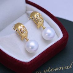 Get ready to feel like a classic style icon with House of Pearls 11-12mm freshwater pearl & vintage gold earrings. These gorgeous earrings are perfect for special occasions and everyday wear alike, with a timeless design that adds an air of elegance to any outfit. Make sure your jewelry box is stocked with these timeless classics — you’ll never go wrong pairing these earrings with anything from a business casual look to a formal ballgown. White 11-12mm Freshwater Pearl Earrings This popular earr Classic Style Icons, Unique Pearl Earrings, Sentimental Gifts For Mom, Popular Earrings, Vintage Gold Earrings, Pearl Vintage, Edison Pearls, Pearl Accessories, Gold Pearl Earrings