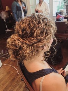 Natural Curly Updo, Curly Hair Latina, Naturally Curly Hair Updo, Natural Hair Updo Wedding, Bridesmaid Hair Curly, Long Natural Curly Hair, Updo Curly