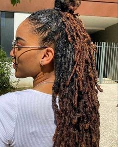 Long Brown Locs Black Women, Long Curly Locs, Brownie Caramel, Locs Inspiration, Dreadlock Style, Dreads Styles