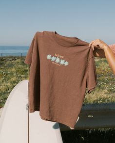 Super Bloom Retro Surf Tee - Surf Locos Retro Surf Outfit, 80s Surf Fashion, Surf Aesthetic Clothes, Oversized Brown Retro Top, Oversized Cotton Vsco Tops, Vintage Surf Tshirt, Vintage Surf Tee, Summer T-shirts, Clothing Product Shots