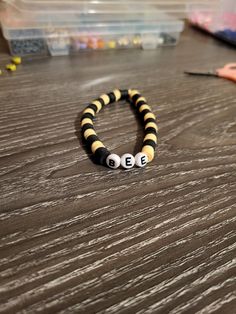 Even though it's winter, the bees are still around Bee Bracelet, Hawaiian Punch, Bee Bracelets, Bff Bracelets, Bracelets With Meaning, Christmas Bracelet, Letter Beads, Rings For Girls, Cute Bracelets