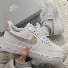 Air Force Women Shoes, Nike Shoes Women Low Top, Air Jordan Sneakers Women Low, Street Shoes Sneakers, Air Force For Women, Nike Air Force Woman, Trendy Shoes Sneakers Street Styles, Best Nike Shoes For Women, Nike Shoes Women Outfit Casual