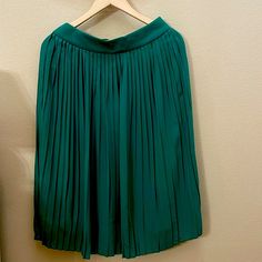 Perfect Piece For Your Closet. It’s Perfect For Dressing Up Or Down. Beautiful Elegant Classic Skirt. Zipper In The Back (No Stretch) And No Pockets. Green Pleated Skirt Lined For Workwear, Green Pleated Workwear Skirt With Lining, Green Relaxed Fit Pleated Skirt For Work, Green Pleated Skirt For Work, Green Flowy Pleated Skirt For Work, Green Knee-length Pleated Skirt For Workwear, Chic Green Knee-length Pleated Skirt, Pleated Green Skirt, Skirts Vintage