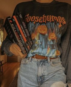 spooky aesthetic Cute Spooky Outfits, Summerween Outfit Ideas, Summerween Books, Halloween Vibes Outfit, Fall Halloween Aesthetic Outfits, 90s Autumn Aesthetic, Summerween Aesthetic Outfits, Halloweencore Outfit, Spooky Outfits Aesthetic