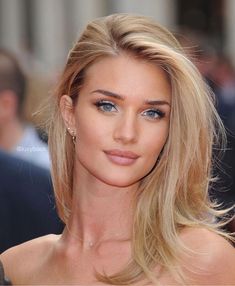 Rosie Huntington Whiteley Hair, Perfect Blonde Hair, Makeup For Blondes, Rosie Huntington, Blonde Hair Inspiration, Huntington Whiteley, Rosie Huntington Whiteley, Wedding Hair And Makeup